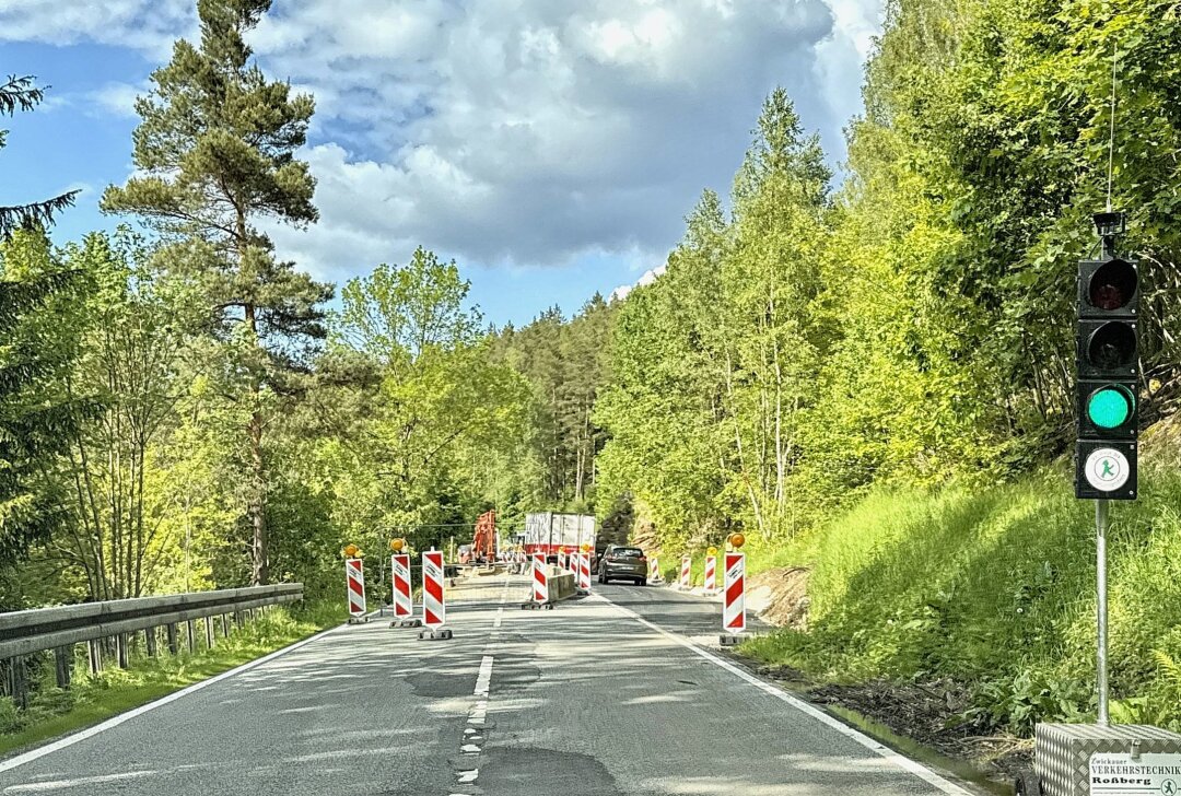 Auf dieser Bundesstraße im Erzgebirge erfolgt mit Beginn der Sommerferien Vollsperrung - Im Bereich der B283 werden am Ortseingang Bockau aus Richtung Aue Arbeiten zur Errichtung einer Böschungssicherung durchgeführt. Foto: Ralf Wendland