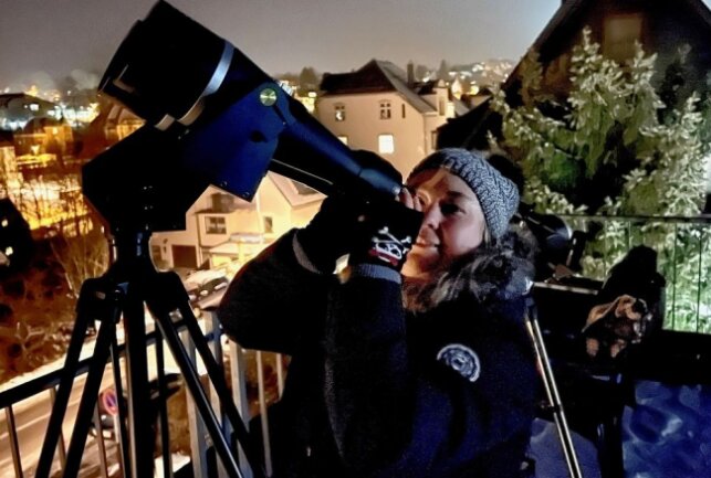 Auf Entdeckungsreise am Sternenhimmel - Gabi Beier aus Neustädtel hat sich den Beobachtungsabend in der Sternwarte nicht entgehen lassen. Foto: Ralf Wendland