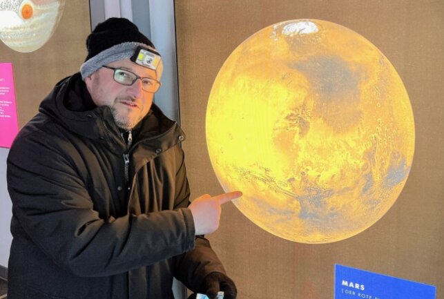 Auf Entdeckungsreise am Sternenhimmel - Beim Beobachtungsabend spielte auch der Mars eine Rolle - im Bild Thomas Georgi vom Team der Sternwarte. Foto: Ralf Wendland
