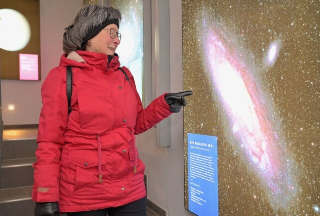 Auf Entdeckungsreise am Sternenhimmel - Ingrid Espig aus Bernsbach findet es spannend, am Sternenhimmel auf Entdeckungstour zu gehen. Foto: Ralf Wendland