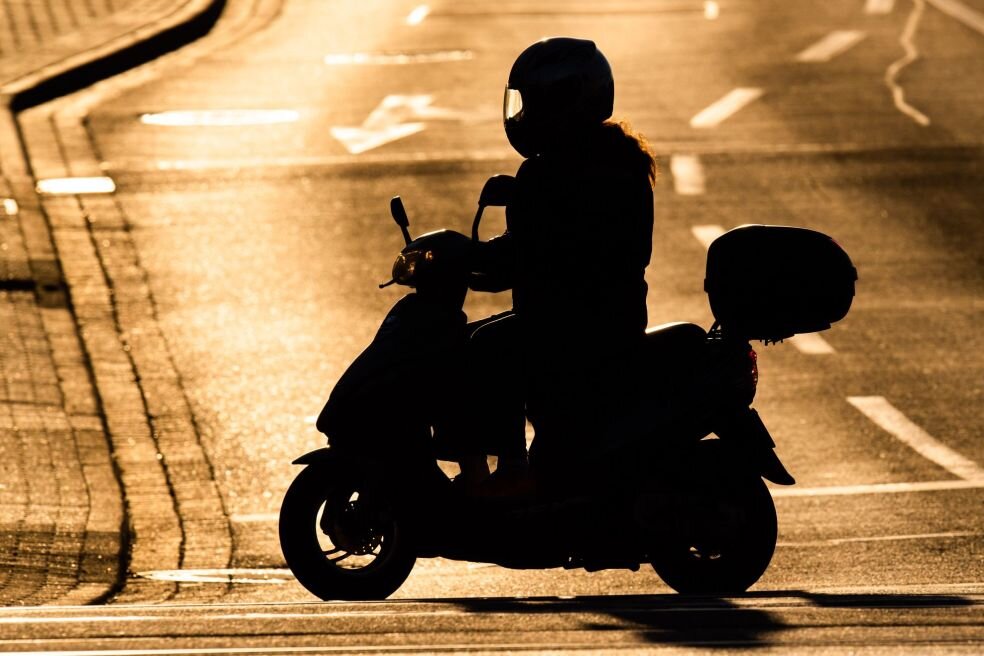 Auf Motorroller & Co. besser nie ohne Schutzkleidung - Sicher unter der Sonne: Auch auf Kleinkrafträder wie Motorroller schwingt man sich besser nicht ohne ausreichende Schutzkleidung.