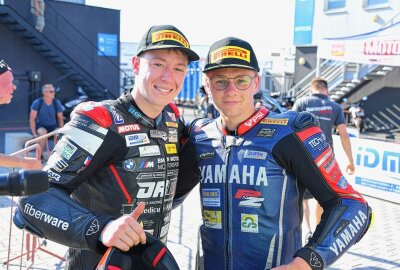 Kevin Orgis (li.) und Moritz Jenkner feierten nach dem Rennen der Pro Superstock 1000 gemeinsam. Foto: Thorsten Horn