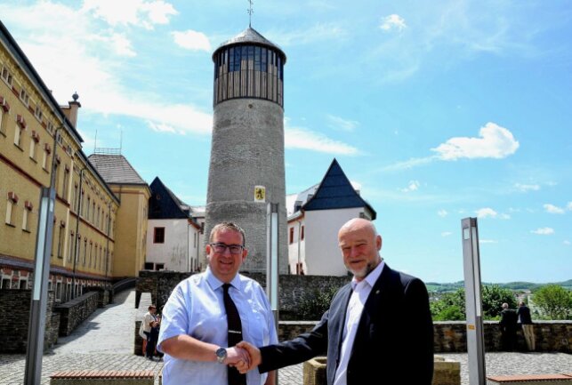 Oberbürgermeister Mario Horn (links) und der Landtagsabgeordnete Andreas Heinz reichten sich zur Eröffnung des Bergfrieds auf Schloss Voigtsberg die Hand. Foto: Karsten Repert