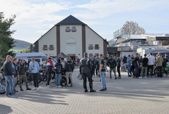 Auf Technik-Zeitreise mit dem 1. Auer MSC - In der Sporthalle in Zschorlau läuft eine Motorsport-Ausstellung des 1. Auer MSC - zahlreiche Besucher konnte man heute begrüßen. Foto: Ralf Wendland