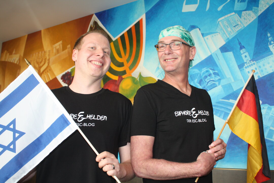Pierre Franz und Oli Müller (von links) posierten vor ihrer ESC-Tour vor dem Israel-Chemnitz-Wandbild im Restaurant "Schalom".