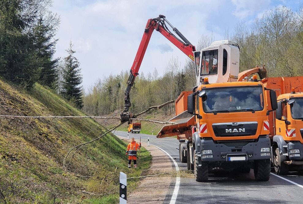 Die Straßenmeisterei Gornau nutzte die Sperrung der B 180, um angrenzende Böschungen von Bäumen und Sträuchern zu befreien, die die Sicht von Autofahrern behindert hätten. Foto: Andreas Bauer