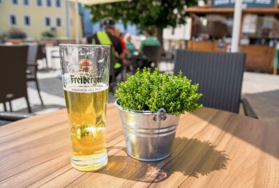 Aufatmen in Mittelsachsen: Gastronomen dürfen wieder Gäste empfangen - Schlossplatz Freiberg. Foto: Marcel Schlenkrich