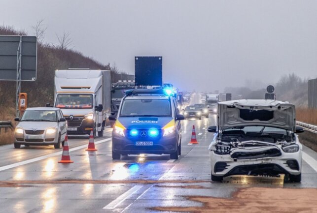 Die Fahrerin eines PKW Dacia übersah vermutlich auf der linken Spur ein Stauende und fuhr auf einen vorausfahrenden PKW BMW auf. Foto: André März