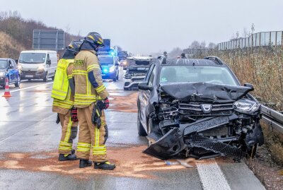 Auffahrunfall auf A 72: Verletzte im Krankenhaus - Die Fahrerin eines PKW Dacia übersah vermutlich auf der linken Spur ein Stauende und fuhr auf einen vorausfahrenden PKW BMW auf. Foto: André März