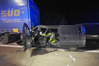 Auffahrunfall auf A14 bei Grimma: Fahrer schwer verletzt - Unfall auf der BAB 14 in der Nacht zwischen Mutzschen Und Zschoppach. Foto: Sören Müller