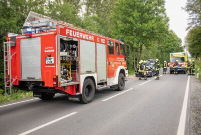 Auffahrunfall auf B95: PKW landet im Straßengraben - Die Feuerwehr Cunersdorf war mit zirka 12 Kameraden im Einsatz. Foto: B&S/Bernd März 