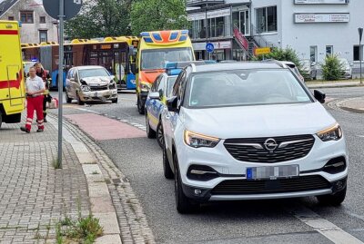 Auffahrunfall auf der Limbacher Straße in Chemnitz - Verkehrsunfall auf der Limbacher Straße in Chemnitz am 29. Juni 2022. Foto: Harry Härtel