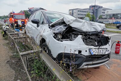 Auffahrunfall bei Dresden: Jugendliche fährt auf bremsenden PKW auf - In Kesselsdorf kam es heute Nachmittag zu einem Auffahrunfall. Foto: Roland Halkasch