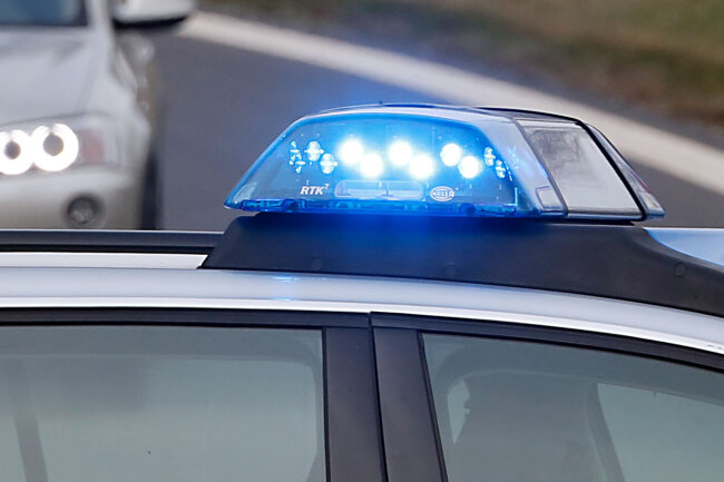 Auffahrunfall in Altchemnitz: 40-Jähriger schwer verletzt - Der Käfer-Fahrer wurde mit schweren Verletzungen in ein Krankenhaus eingeliefert.