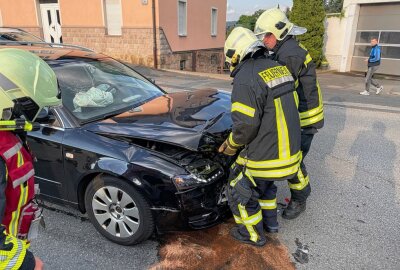Auffahrunfall in Lauter: PKWs kollidieren aus unbekannten Gründen - In Lauter fuhr ein Audi auf einen Skoda auf. Foto: Niko Mutschmann