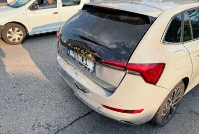 Auffahrunfall in Lauter: PKWs kollidieren aus unbekannten Gründen - In Lauter fuhr ein Audi auf einen Skoda auf. Foto: Niko Mutschmann