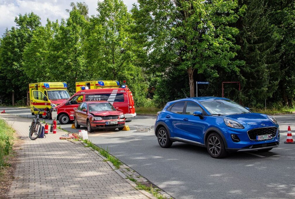 Auffahrunfall in Oelsnitz: Beide Fahrer wurden verletzt - Ein PKW Fahrer übersah einen vor ihm stehenden PKW. Foto: Alexander Wilhelm