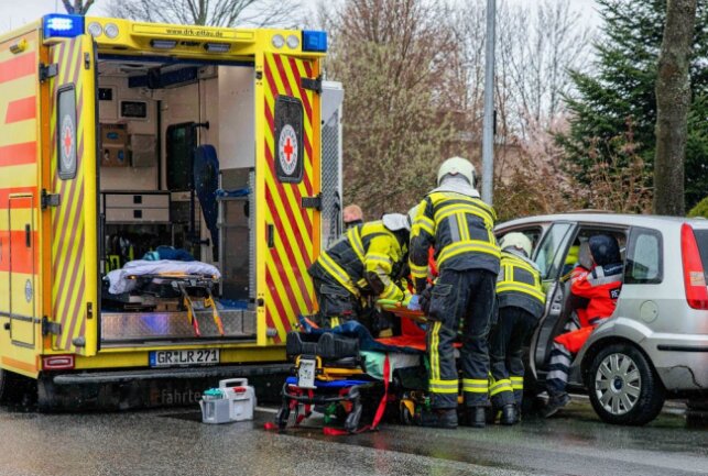 Auffahrunfall mit mehreren Fahrzeugen in Zittau - In Zittau kam es am Nachmittag, gegen 15.15 Uhr, zu einem Auffahrunfall mit mehreren Fahrzeugen und mindestens einer verletzten Person. Foto: xcitepress