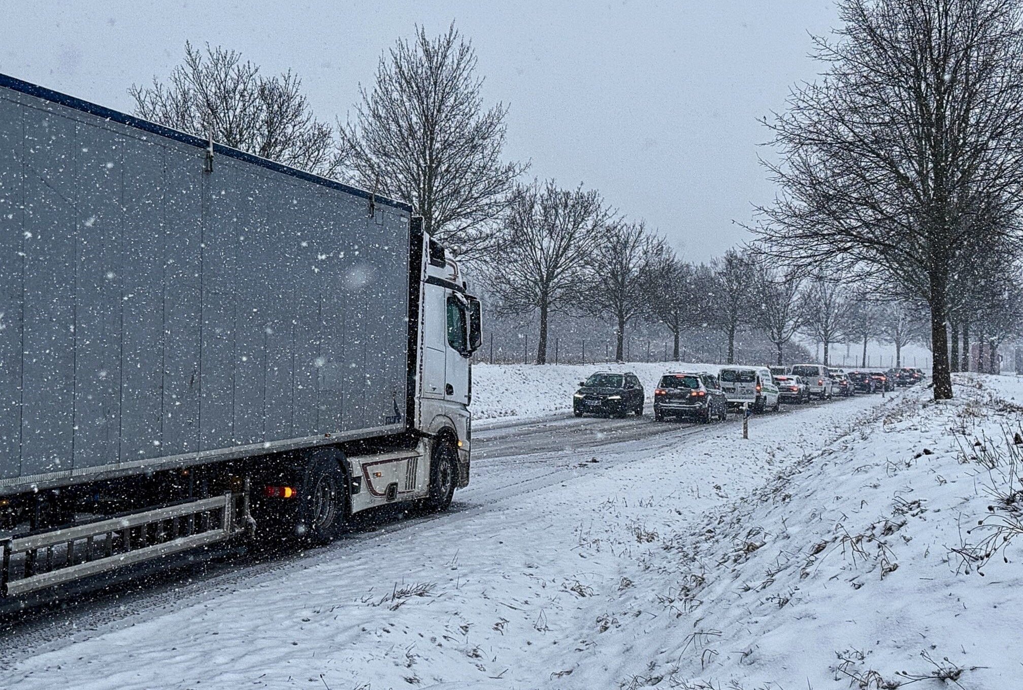 Aufgepasst bei Schnee und Eis: Wo im Winter für Autofahrer Bußgelder drohen