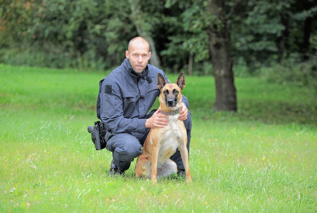 Aufgespürt: Fährtenspürhund erwischt mutmaßlichen Dieb - Fährtenspürhündin Li und Hundeführer Weigel. Foto: Polizei Chemnitz
