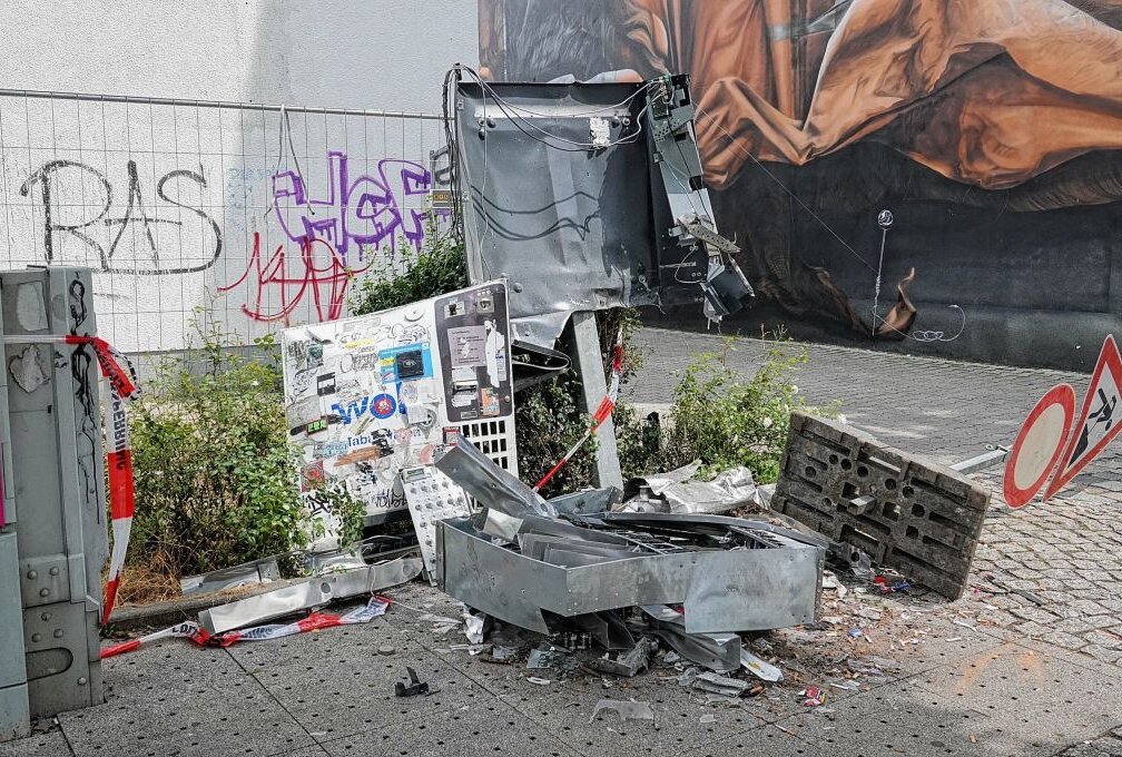 Aufruf: Unbekannte sprengen Zigarettenautomat mit Pyrotechnik - In Dresden wurde durch Unbekannte ein Zigarettenautomat gesprengt. Foto: Roland Halkasch
