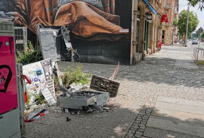 Aufruf: Unbekannte sprengen Zigarettenautomat mit Pyrotechnik - In Dresden wurde durch Unbekannte ein Zigarettenautomat gesprengt. Foto: Roland Halkasch