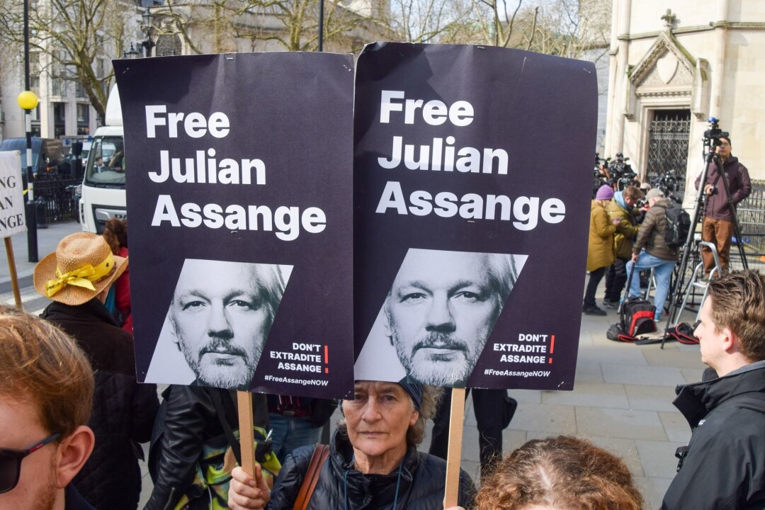 Aufschub für Assange: Vorerst keine Auslieferung an die USA - Unterstützer von Julian Assange vor dem Londoner High Court.