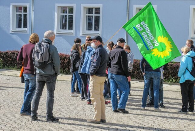 Am Montagabend fand in Zwönitz eine Kundgebung von "Aufstehen gegen Rassismus" stand. Foto: Niko Mutschmann