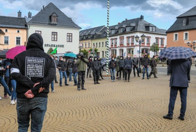 Am Montagabend fand in Zwönitz eine Kundgebung von "Aufstehen gegen Rassismus" stand. Foto: Niko Mutschmann.
