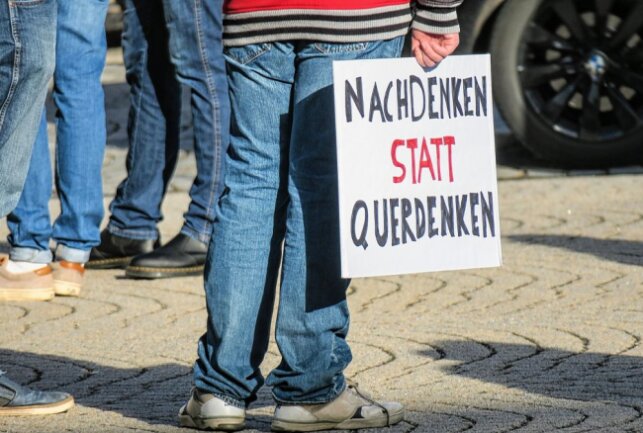 Am Montagabend fand in Zwönitz eine Kundgebung von "Aufstehen gegen Rassismus" stand. Foto: Niko Mutschmann