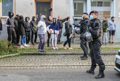 "Aufstehen gegen Rassismus": Demo in Zwönitz verläuft störungsfrei - Am Montagabend fand in Zwönitz eine Kundgebung von "Aufstehen gegen Rassismus" stand. Foto: Niko Mutschmann