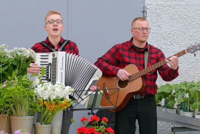 Auftakt in Drebach lockt sogar die Deutsche Blumenfee an - Auch für musikalische Unterhaltung war gesorgt. Foto: Andreas Bauer