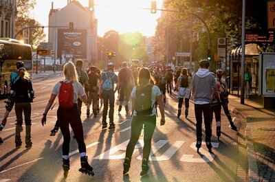 Auftakt Nachtskaten 2022: Hunderte skaten in der Abendsonne - Der Sonne entgegen. Foto: Harry Härtel