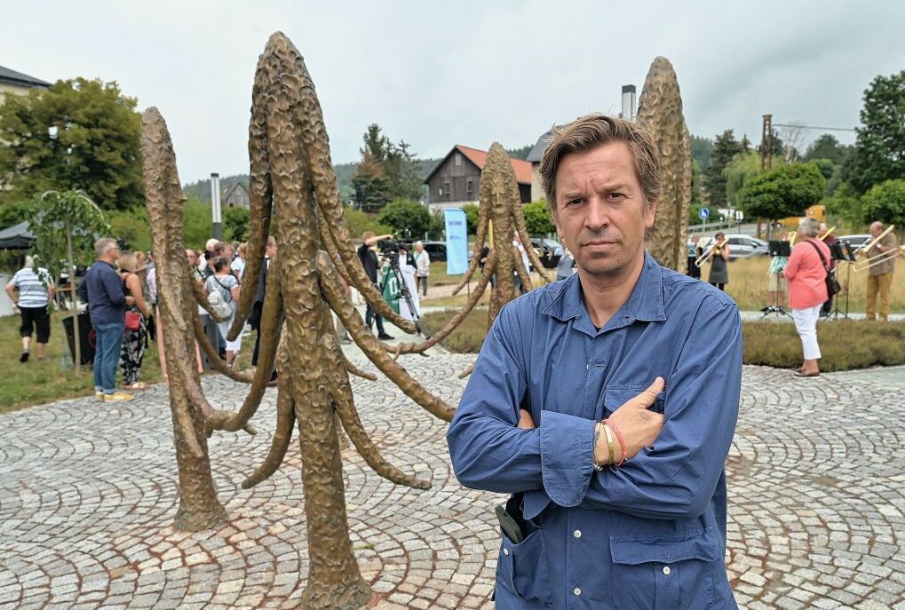 Der Künstler Friedrich Kunath vor seinem Werk in Thalheim. Foto: Ralf Wendland