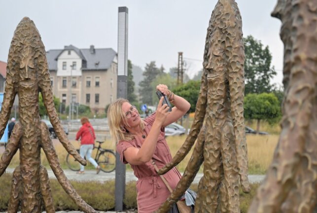 Auftakt zum Purple Path in Thalheim - Dana Lange aus Dresden ist begeistert von der Skulpturengruppe, die Friedrich Kunath geschaffen hat. Foto: Ralf Wendland
