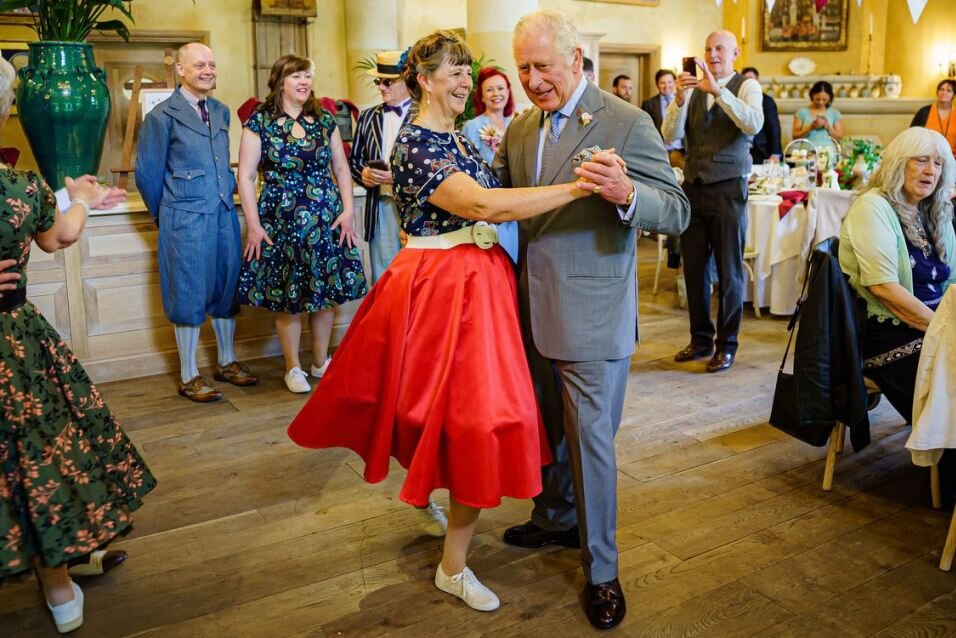 Prinz Charles (Mitte) tanzte zu Beginn der Jubiläumsfeierlichkeiten einen Tango mit der Hobbytänzerin Bridget Tibbs.
