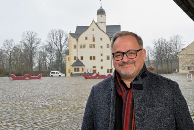 Michael Trischan - hier vorm Schloss Klaffenbach - ist zu Gast in Leukersdorf. Foto: Ralf Wendland