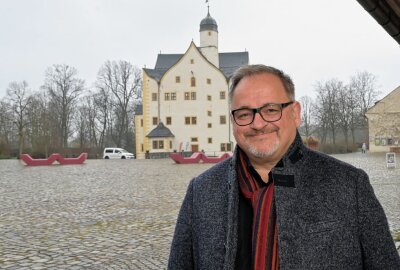 Auftritt von Michael Trischan mit "Heiter und so weiter" - Michael Trischan - hier vorm Schloss Klaffenbach - ist zu Gast in Leukersdorf. Foto: Ralf Wendland