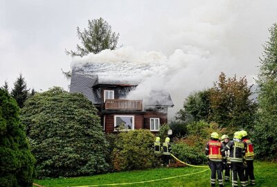 Aufwendige Löscharbeiten an Chemnitzer Wohnhaus - Am heutigen Montagmittag brannte ein Holzhaus in Chemnitz am Dachstuhl fast völlig aus. Foto: Harry Haertel