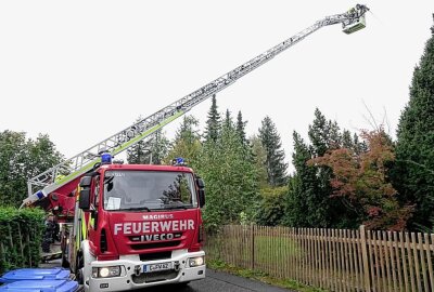 Aufwendige Löscharbeiten an Chemnitzer Wohnhaus - Am heutigen Montagmittag brannte ein Holzhaus in Chemnitz am Dachstuhl fast völlig aus. Foto: Harry Haertel