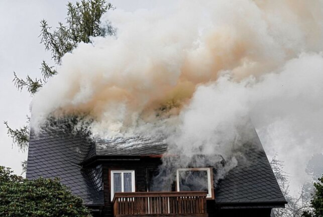 Am heutigen Montagmittag brannte ein Holzhaus in Chemnitz am Dachstuhl fast völlig aus. Foto: Harry Haertel