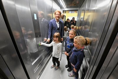 Aufzug-Anbau der Grundschule Wittgensdorf feierlich eingeweiht - Die Kirchner-Grundschule hat jetzt einen Fahrstuhl. Die Einweihung durch Michael Stötzer und Ortsvorsteher Ullrich Müller. Foto: Andreas Seidel