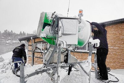 Augustusburg: Skibetrieb beginnt ab Mittwoch - Seit Sonntag wurde mit der Beschneiung des Hanges begonnen, Foto: Harry Härtel
