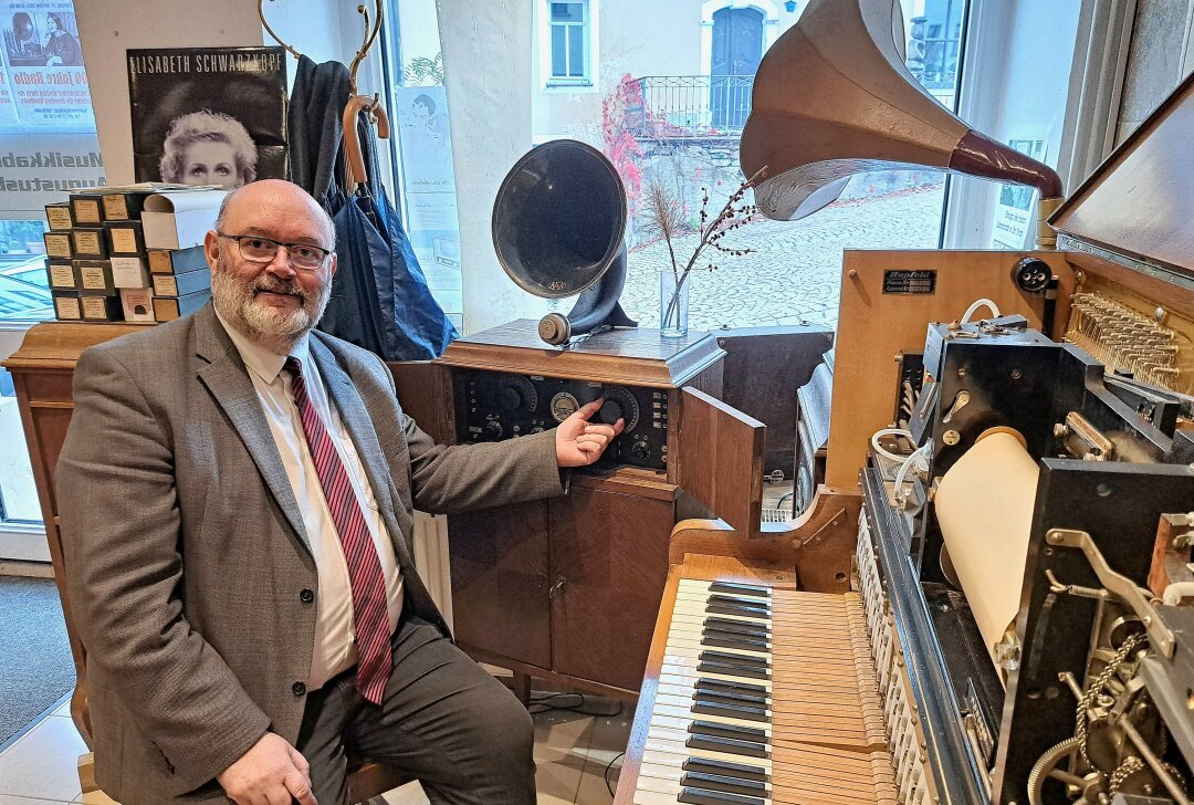 Augustusburger feiert "100 Jahre Rundfunk" auf seine Weise - Zahlreiche Instrumente und Geräte hat Jörg Einert in seinem Musikkabinett zusammengetragen. Foto: Andreas Bauer