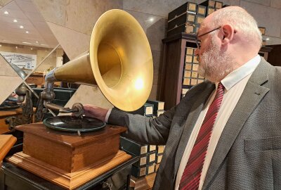 Augustusburger feiert "100 Jahre Rundfunk" auf seine Weise - Ebenso wie die Geräte faszinierte die daraus erklingende Musik. Foto: Andreas Bauer