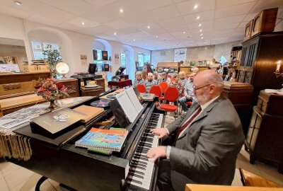 Augustusburger feiert "100 Jahre Rundfunk" auf seine Weise - Natürlich spielte der Kirchenmusiker auch selbst Klavier. Foto: Andreas Bauer