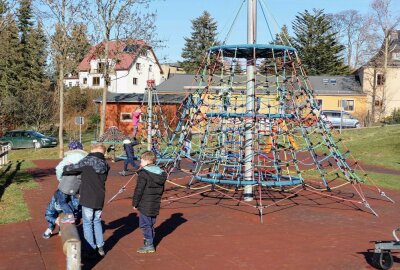 Augustusburger Hang weckt Winter- und zugleich auch Sommergefühle - Auch der Spielplatz wurde von den Kindern rege genutzt. Foto: Andreas Bauer