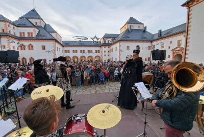 Augustusburger Kurfürstenpaar nimmt aktuelle Krisen mit Humor - Hunderte Besucher sorgten für einen gut gefüllten Schlosshof. Foto: Andreas Bauer
