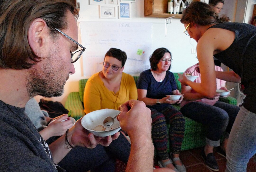 Augustusburger Tasting-Projekt trifft den Geschmack junger Leute - Bei den Verkostungen wird viel gekostet und geplaudert. Foto: Andreas Bauer