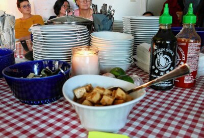 Augustusburger Tasting-Projekt trifft den Geschmack junger Leute - Viele Teller waren für die vielen Gänge nötig. Foto: Andreas Bauer